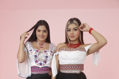 lLas gemelas balla imponen su belleza y cultura puruhá en las pasarelas.