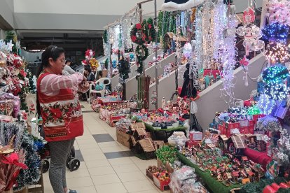 En el Mercado Colón está la feria de luces que está abierta desde las 07:00 hasta las 22:00 todo diciembre.