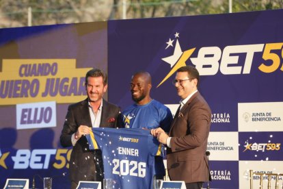 José Enrique Rivas, Enner Valencia y Julio César Alvarado de Lotería Nacional en la firma del goleador como embajador de la marca Bet593.