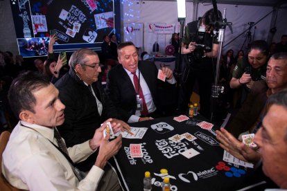 Miguel Jaramillo (i) lanza con euforia el naipe con el  que, junto a Octavio Tamayo, firmaron la victoria.