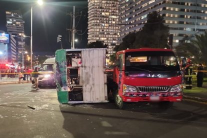 Otra chiva se viró en las avenidas Naciones Unidas y 10 de Agosto.