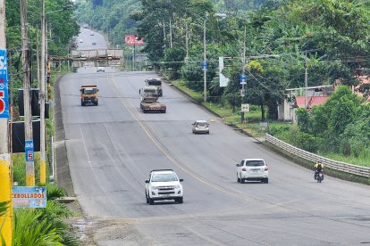 Vista de la vía E-20 en el sector Wínchele, una zona de alto tránsito vehicular que conecta con la entrada a Esmeraldas y donde ocurrió el reciente accidente fatal.