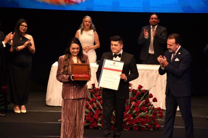 Homenaje póstumo: Los hijos de Paulina Tamayo, Paola y Willie Muñoz Tamayo, recibieron el Gran Collar Rumiñahui en memoria de la cantante.