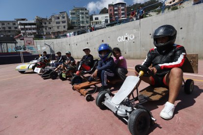 Los competidores tienen la obligación de usar casco durante la carrera.