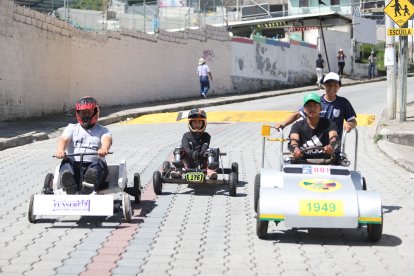 Los competidores pueden instalar plataformas para que otra persona se suba al coche.