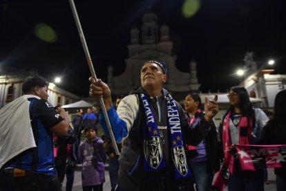 Los aficionados de Independiente del Valle desatan la alegría con cánticos, banderas y fuegos artificiales tras conocer que su equipo se coronó campeón por segunda vez.
