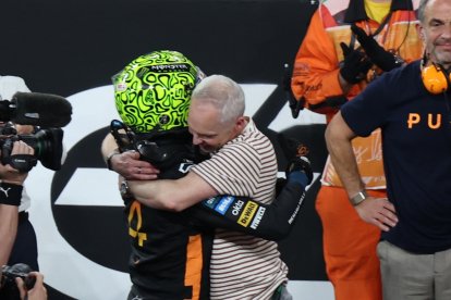 Lando Norris (i) abrazó a su padre luego de quedar campeón de la Fórmula 1.