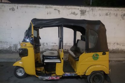 Para entregar los panfletos se movilizaban en tricimotos.