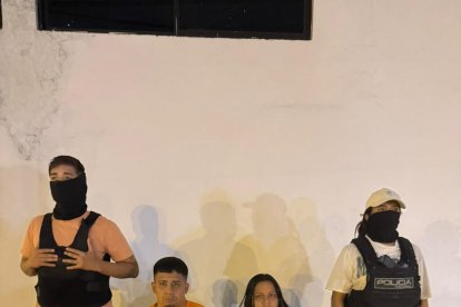 Hombre y mujer también fueron detenidos.