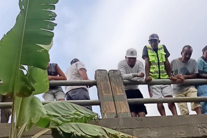 Ciudadanos observan desde el puente sobre el río Teaone el sitio donde fue hallado un cuerpo desmembrado dentro de una funda, en la vía Esmeraldas–Atacames.