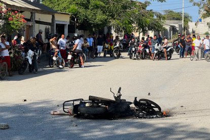 La moto donde se movilizaban el sicario fue quemada por el populacho en San Pablo