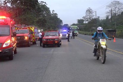 Personal de rescate acudió al sitio del accidente para asegurar la zona y realizar los procedimientos de ley.
