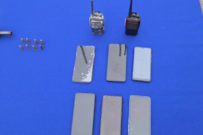 Entre las evidencias constan celulares.