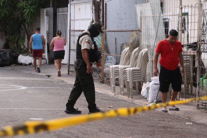 Agentes policiales cerraron el paso en la zona para recabar indicios.