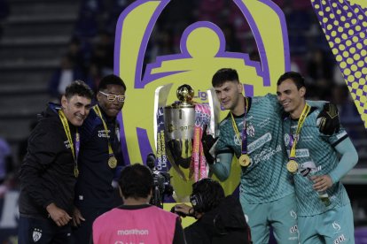 Guido Villar, junto a la copa y su compañero en la misma posición Eduardo Bores (d).