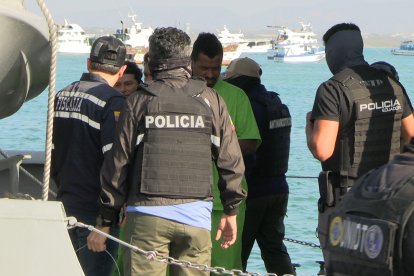 Los aprehendidos fueron trasladados al puerto de Manta y serán investigados por tráfico de droga en alta escala.