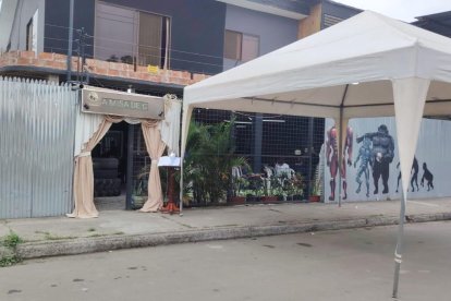 En esta vivienda donde tenía su gimnasio se lleva a cabo su velorio.