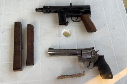 Armas incautadas durante el operativo policial en Esmeraldas: una subametralladora, un revólver, cargadores y municiones vinculados al doble asesinato.
