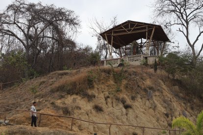Recorriendo varios metros por una caminera se llega hasta el balcón de la efigie.