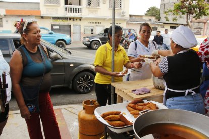 Los clientes llegan a preguntar por su corviche gratis.