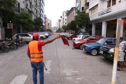 A causa del cierre, las calles transversales sirven como garajes al aire libre.