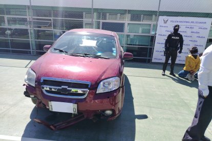 El vehículo se chocó contra un parterre, lo que permitió el rescate del taxista.