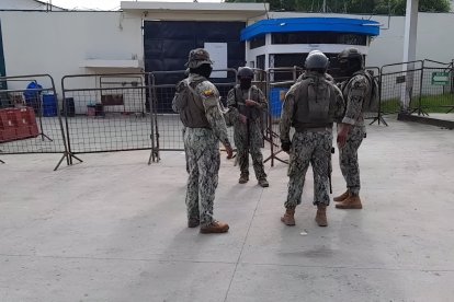 Militares fuertemente armados se reúnen en el perímetro del CRS Esmeraldas tras la fuga de tres internos.