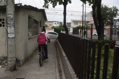 El adolescente asesinado jugaba índor en esta cancha cuando llegaron a matarlo. A un costado quedó un charco de su sangre.