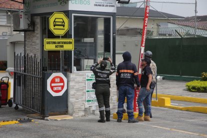 Policías llegaron al lugar para recabar indicios y tomar fotos de la casa y la garita.