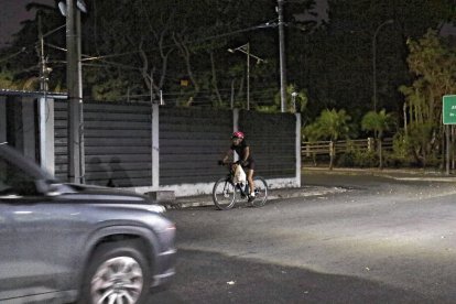 Ciclistas optan por circular en contravía, para poder ver de frente si  viene algún ladrón.
