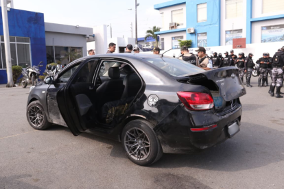Agentes policiales revisan un vehículo retenido durante operativos de tránsito en Durán.