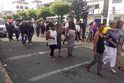 El féretro de Baldomero Bazán Bone, estilista esmeraldeño, fue trasladado en carroza de Jardines de la Paz, seguido por familiares y amigos en su último recorrido por la ciudad.