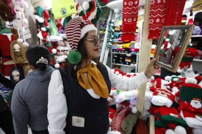 Los gorros navideños también se están vendiendo muy bien en la tienda de Samy.