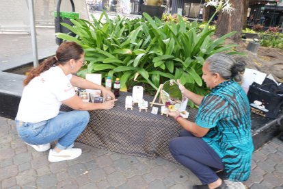 Emprendedoras mustras algunos de los productos que estarán disponibles este sábado.