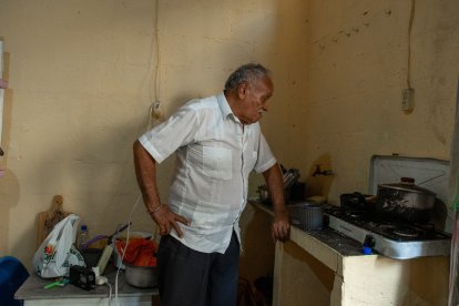 Don Víctor observa su cocineta, en la que ya ha sufrido varios accidentes, por sus cataratas.