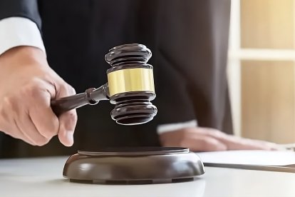 El imputado será juzgado por el delito de asesinato, tipificado en el Código Orgánico Integral Penal.