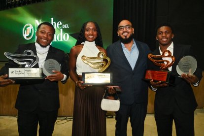 El luchador Jeremy Peralta (i) y el judoca Jonathan Benavides (d) recibieron el Legado de Plata y Bronce respectivamente.