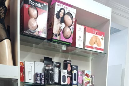 Estos son algunos de los masturbadores masculinos que Eliud tiene en sus tiendas.