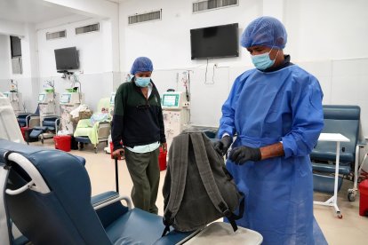 Algunos pacientes que compraron kits con anterioridad son los únicos que se dializan.