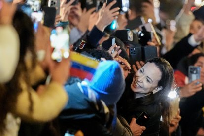 María Corina Machado junto con un grupo de venezolanos en los exteriores del Grand Hotel en Oslo.