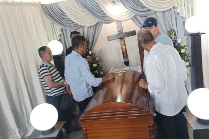 El cuerpo de Carlos Ganchozo fue trasladado a Santo Domingo, donde vivía con su esposa e hijo. Familiares y amigos lo despidieron en medio de la nostalgia.