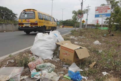 A pesar de existir un cartel de advertencia, hay ciudadanos que no acatan la disposición en el vial 9.