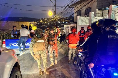 Militares y policías ejecutan operativos en zonas urbanas de Esmeraldas tras los cuatro asesinatos registrados este jueves.