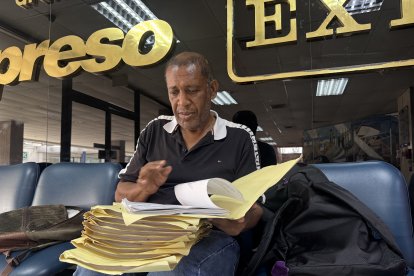 Betancourt carga consigo un gran paquete de documentos en los que consta su proceso judicial.