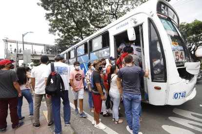 La indicación de los médicos es usar mascarillas para evitar contagios.
