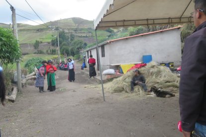 En la comunidad Pull Chico, Guamote, velan a los dos niños que fallecieron en un reservorio de agua.