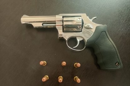 El arma de fuego encontrada en poder de los presuntos antisociales.