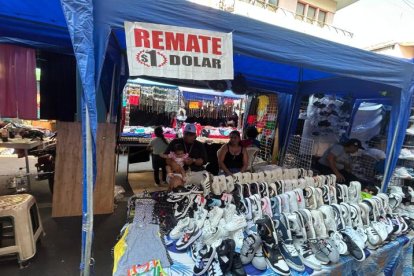 A lo largo de la Capitán Nájera hay ofertas desde $1. También se utiliza letreros para llamar la atención de clientes.