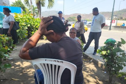 Allegados que acudieron a la morgue advirtieron sobre el peligro de los explosivos.