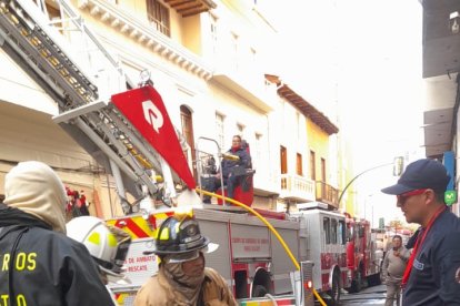 Los bomberos lograron retirar los cilindros de gas a tiempo.